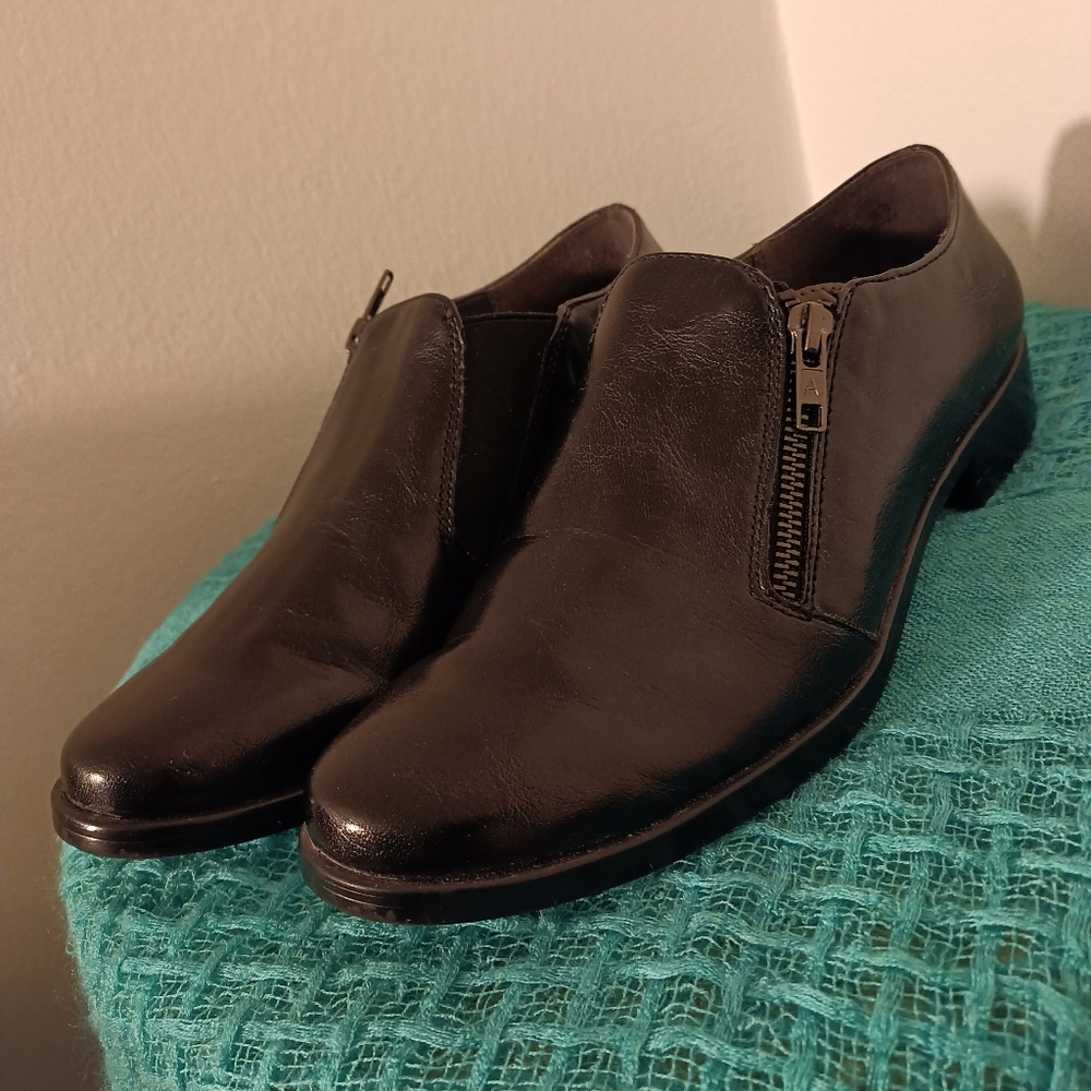 A2 by Aerosole Black Leather Women's Shoes With Zipper And Elastic Insert, 10